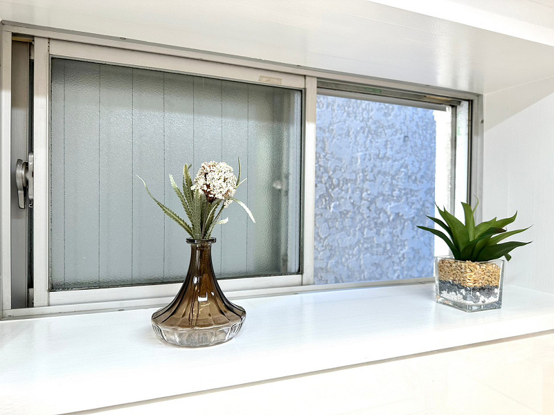 窓　キッチン キッチンの前面には窓を発見しました✨レンジフードもありますが、窓と併用して使用することで換気効率がアップしますよ。お料理中に発生する匂いがお部屋に充満するのをしっかり防いでいただけます。カウンターには調味料を置いても良いですね。