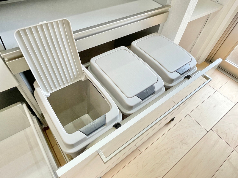 ゴミ箱入れ カップボードにはゴミ箱を収納出来るスペースがあります。普段は見えないように隠してしまえば、お部屋の景観を崩すこともないですね。他にも炊飯器置き場に蒸気排出ユニットが付いており、スライド台を収納したまま炊飯器をご使用いただけますよ。
