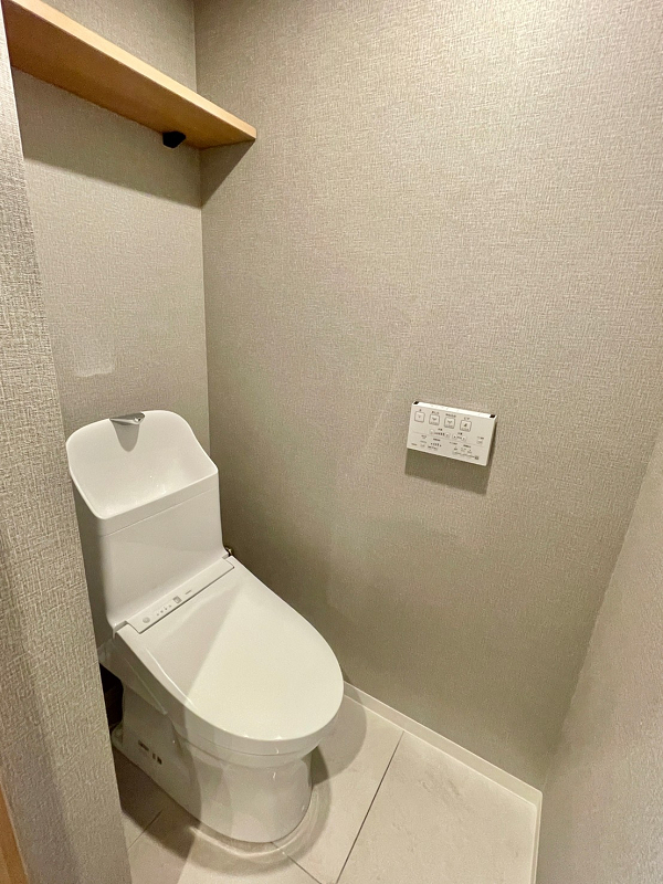 トイレ トイレのクロスはグレーで統一され、とってもお洒落な雰囲気です。バスルームや洗面化粧台とは別の独立空間にあるので、ニオイや汚れが気になりません✦上部にはトイレットペーパーを置くのに便利な棚板が付けられています。