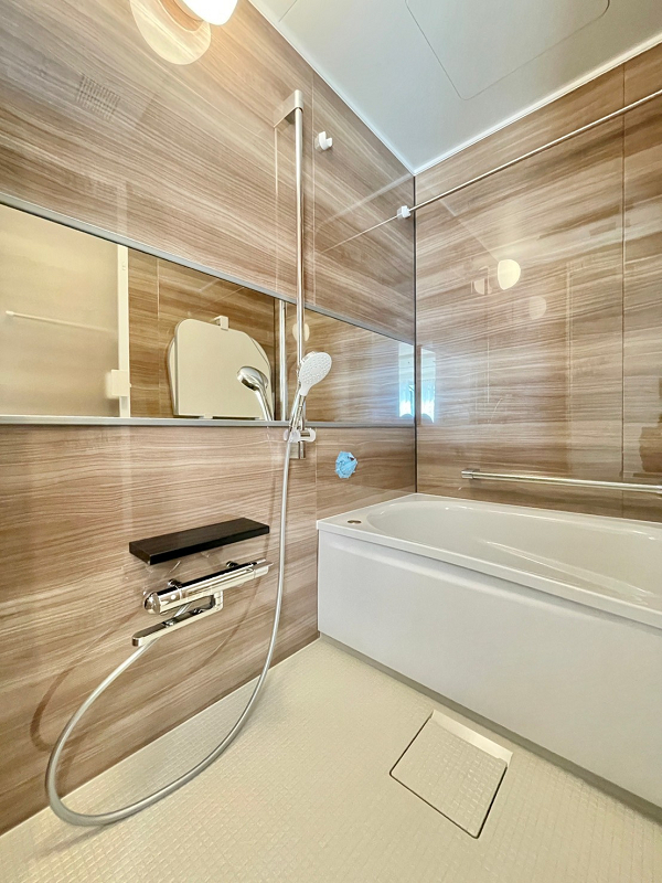 バスルーム 自然と心が落ち着くような、優しい木目調パネルのバスルーム♡追い焚き機能を活用してのんびりと半身浴なんていかがでしょうか。浴室乾燥機を搭載しているため、雨が続く時期のカビ対策もバッチリですよ。