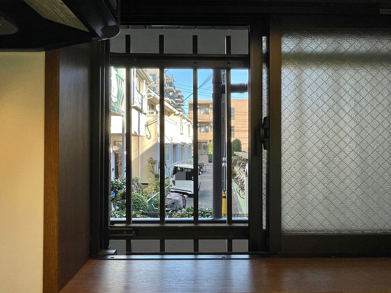 キッチン窓(共用廊下沿い)