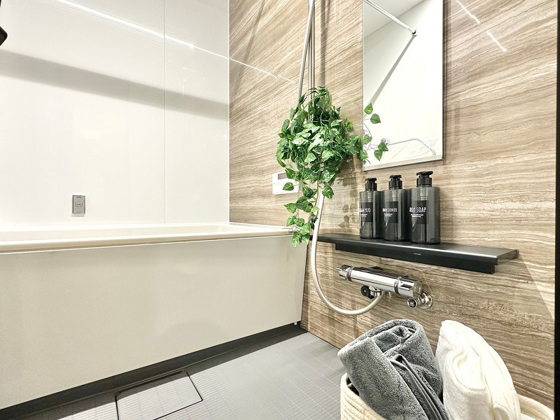 ニュー恵比寿台ハイツ　浴室 ブラウンのパネルが施されたバスルームは、ホッと落ち着くような空間でした♡シャワーは好きな位置に動かすことができるので、ご自身の身長に合わせて高さを調節してくださいね。