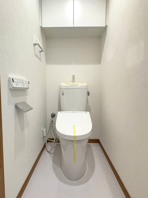 トイレ ホワイトカラーに統一されたトイレは、清潔感溢れる空間に+*スタイリッシュな手洗い一体型なので、お掃除も簡単です◎トイレットペーパーなどの備品は上部の吊戸棚へ隠しておきましょう。あると嬉しい温水洗浄便座を採用しています♪