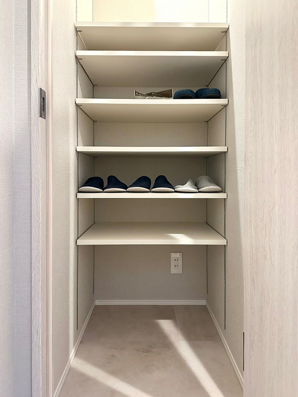 シューズインクローゼット 玄関に入り左手にはシューズインクローゼットがあります。高さのある可動棚はたくさんの靴をしまうことが可能です。アウトドア用品など大きなアイテムを収納したい時は、天板を外して使用してくださいね。