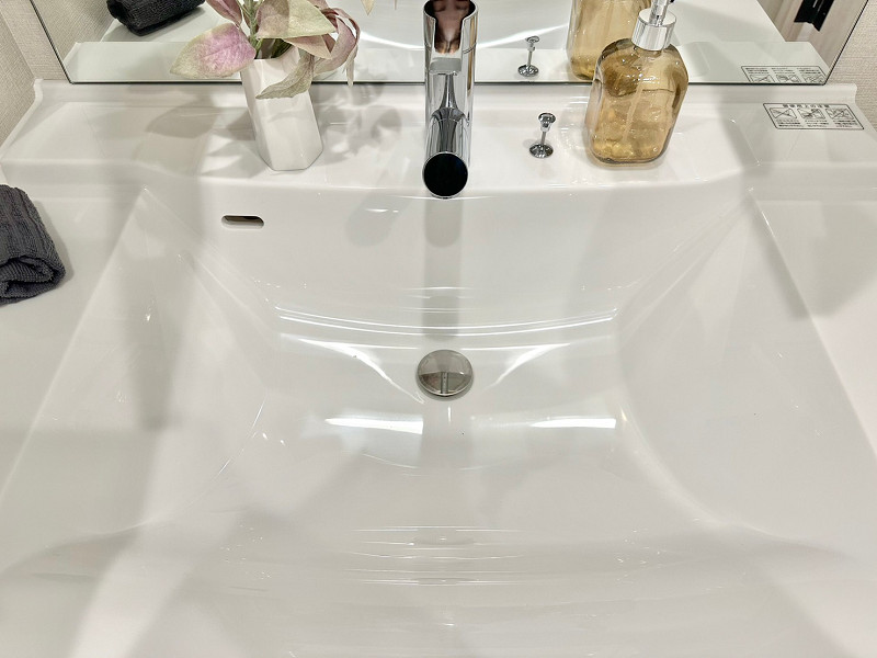 洗面ボウル 3面鏡タイプの洗面化粧台が設置されています。洗面ボウルは、繋ぎ目がなくお掃除が簡単にできる造りですよ。深さがあるので、つけ置き洗いやバケツの水くみが簡単に行えます。洗顔がしやすいのも嬉しいメリットですね♡