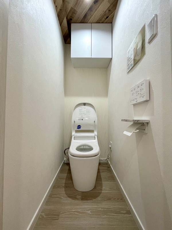 トイレ スタイリッシュなタンクレスタイプのトイレ。「アラウーノ」を採用し、節電・節水効果が期待できます♡オート洗浄モードとクローズ洗浄モードを選ぶことができ、衛生面が気になる方には嬉しい機能が詰まっていますよ+*