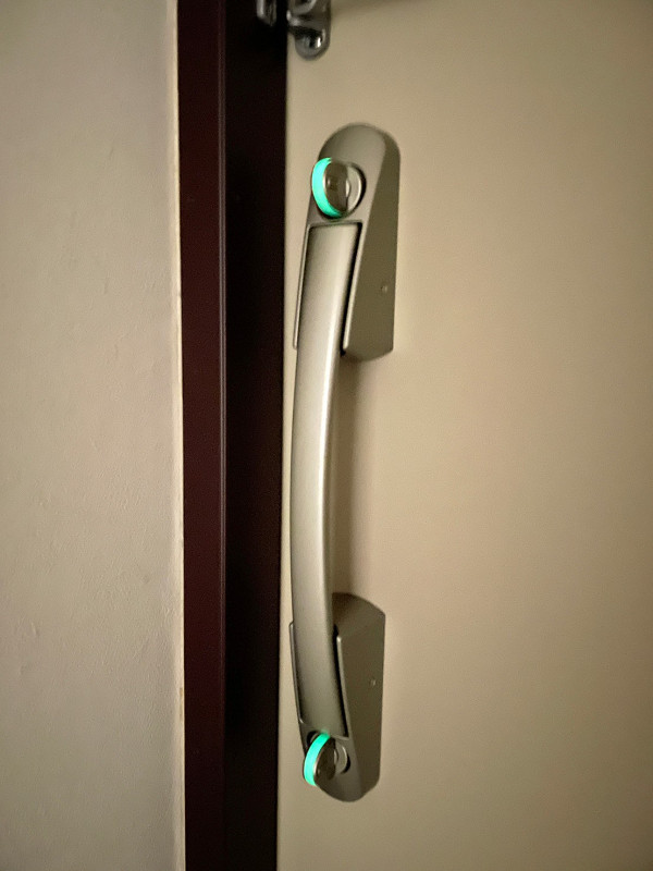 玄関ドアノブ 玄関のドアノブは、鍵のつまみ部分に蓄光素材を使用しています。帰宅した真っ暗な玄関でも、手探りで鍵の場所を見つける必要はありません✦しっかり鍵がかかっているかも一目瞭然なので、寝る前の施錠確認でも活躍しそう♩