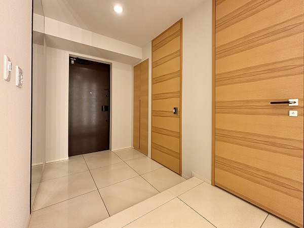 ブランズ渋谷常盤松_広々とした玄関廊下の写真