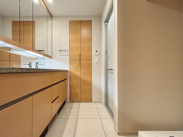 ブランズ渋谷常盤松_広々としたパウダールームの写真