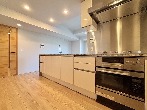 ブランズ渋谷常盤松_収納豊富なキッチンの写真