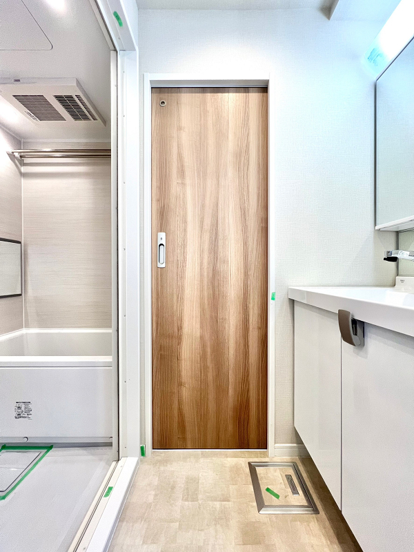 デューク西新宿　サニタリールーム キッチンの奥に位置するサニタリールームは、洗面化粧台・バスルーム・トイレがまとまった空間。人気の3面鏡やウォシュレット機能、追い焚き機能、浴室乾燥機と充実した設備が揃い、日々の生活をサポートしてくれますよ❀