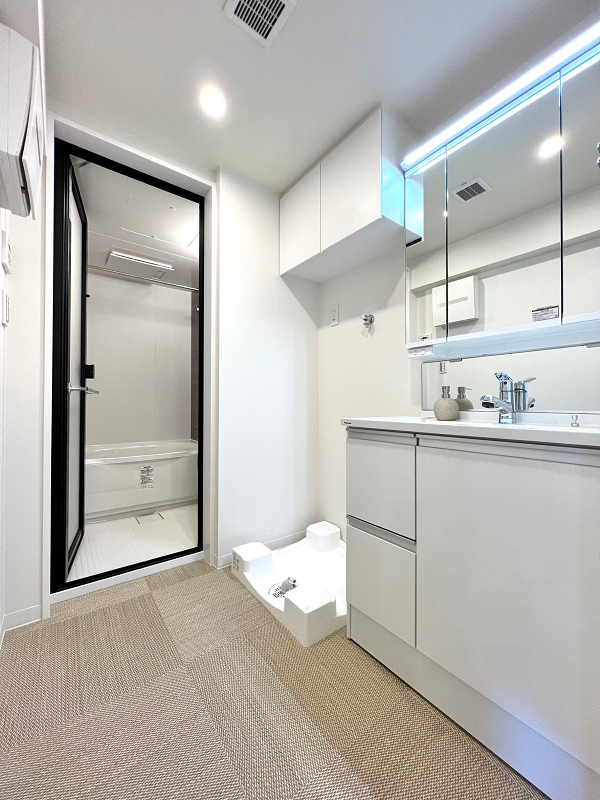 サニタリールーム　グランドメゾン高田馬場 サニタリールームはホワイトで統一され、清潔感が漂います✧洗面化粧台・バスルーム・洗濯機置き場がまとまり水回りの家事動線が良い造り。バスルームには日々の生活に大活躍する追い焚き機能・浴室乾燥機を完備していますよ。