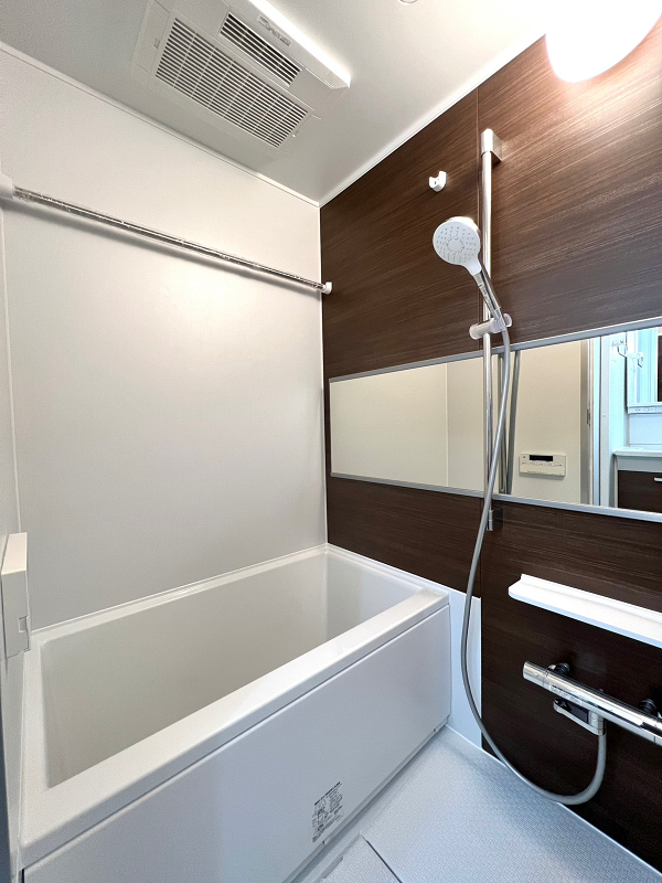 バスルーム 木目調のバスルームはラグジュアリーの雰囲気。空間が広々と感じられるワイドミラーを採用し、ゆったりとバスタイムをお過ごしいただけますよ♡追い焚き機能・浴室乾燥機を活用して快適なバスタイムをお過ごしくださいね。
