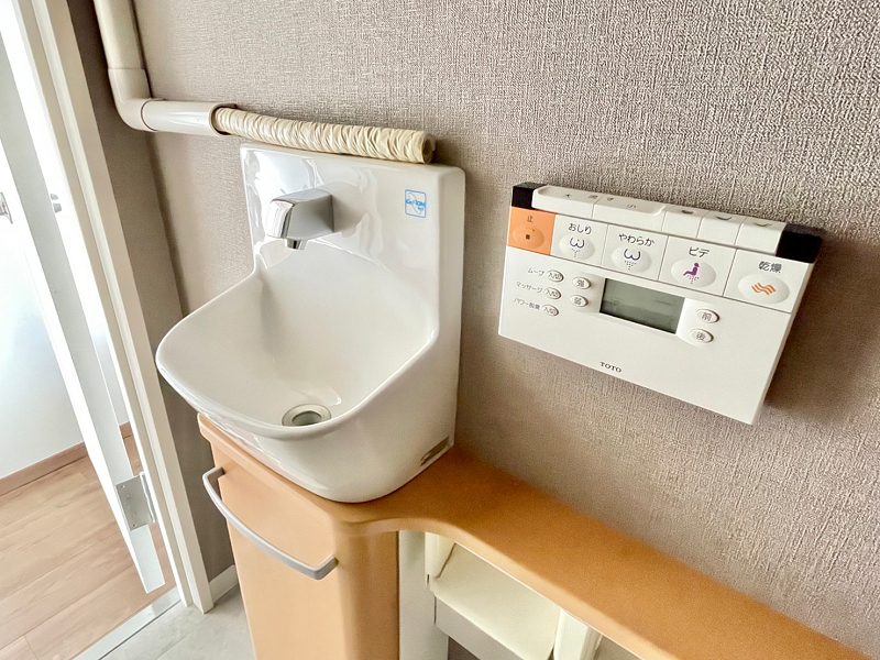 手洗い場と温水洗浄便座操作パネル(トイレ)
