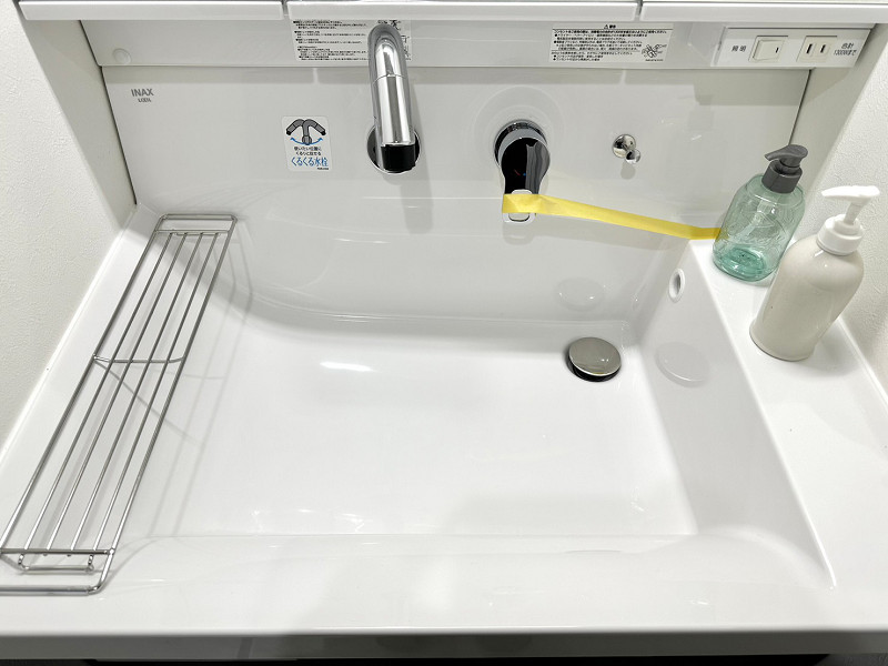 洗面ボウル キッチンと同じ色合いの洗面化粧台。洗面ボウルには、使いたい位置に回せるくるくる水栓を採用。洗顔やバケツの水くみがしやすいですよ。左のあるウェットパレットには、泡立てネットなどの濡れものを置いていただけます。