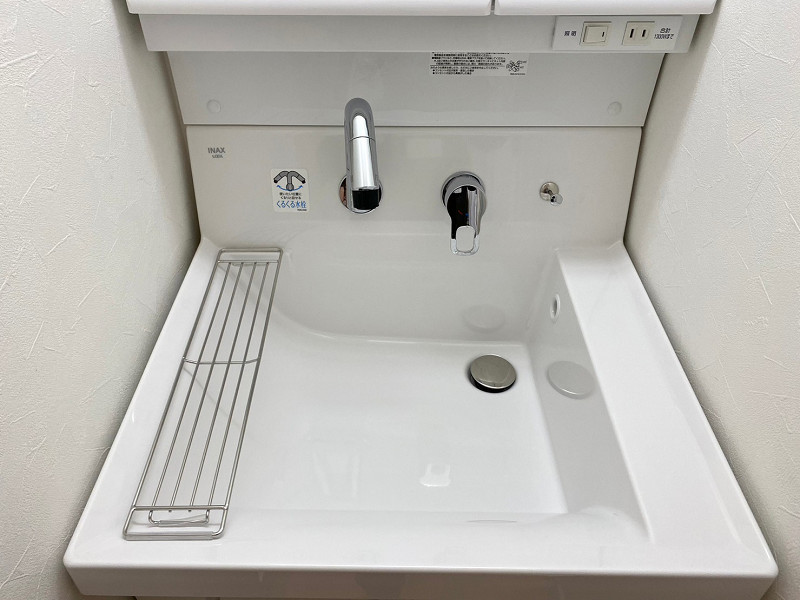 中島第一ビル　洗面ボウル 洗面ボウルはスタイリッシュなスクエア型を採用。使いたい方向に蛇口を回すことが出来る「くるくる水栓」が設置されているので、様々なシチュエーションで役立ちそう◎お掃除も楽々出来ちゃいます。