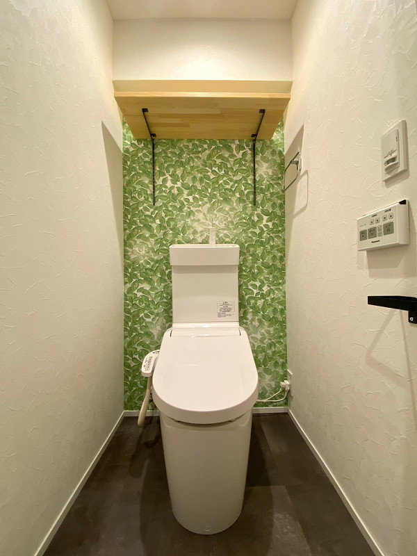 西新宿ダイヤモンドパレス　トイレ 葉っぱの柄のクロスが爽やかなトイレ🍃自然を感じさせる空間は身も心もリラックスできるはず。もちろん温水洗浄便座も備わっていますよ。トイレに入った瞬間に明るくなる人感センサー機能照明も付いています。トイレットペーパーなどの備品は上部にある収納棚にどうぞ♩