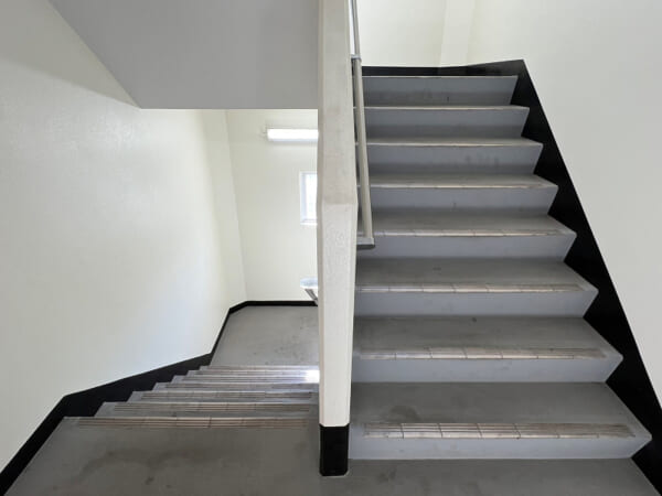 ヴァンヴェール新宿 内階段