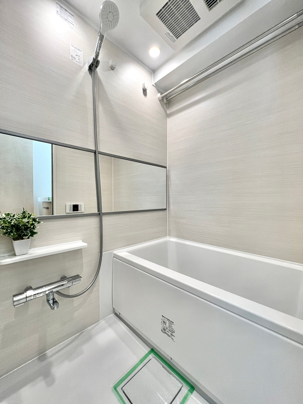 バスルーム 1日の疲れを癒すバスルームは、ホワイトとベージュで柔らかい印象。空間を広々と感じられるワイドミラーを採用し、ゆったりとしたバスタイムをお過ごしいただけますよ。追い焚き機能・浴室乾燥機と嬉しい設備が揃っています◎