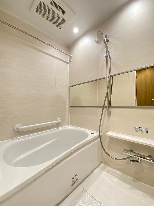 バスルーム 清潔感溢れるバスルームは天井が高く、横長の鏡がさらなる奥行きをもたらしてくれています♪快適なご入浴には欠かせない追焚き機能＆浴室乾燥機付きで、機能面も充実。梅雨時期や旅行帰りなども選択の予定は狂いません。