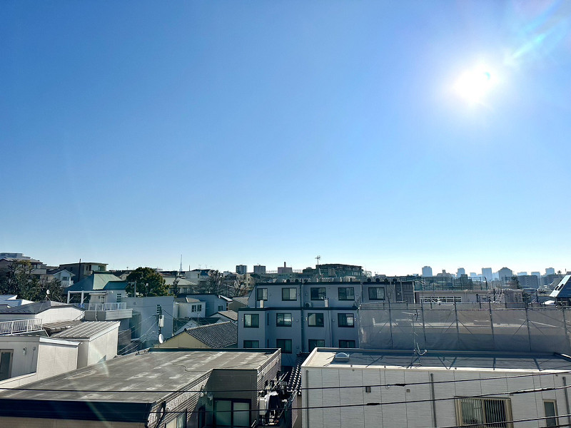 眺望 南東側のバルコニーからの眺望です。低層の建物が多く視界が開けていますよ。晴れた日にはなんと「東京スカイツリー」を望むことが可能です。息詰まった際はバルコニーに出て気分転換するのも良さそう♪