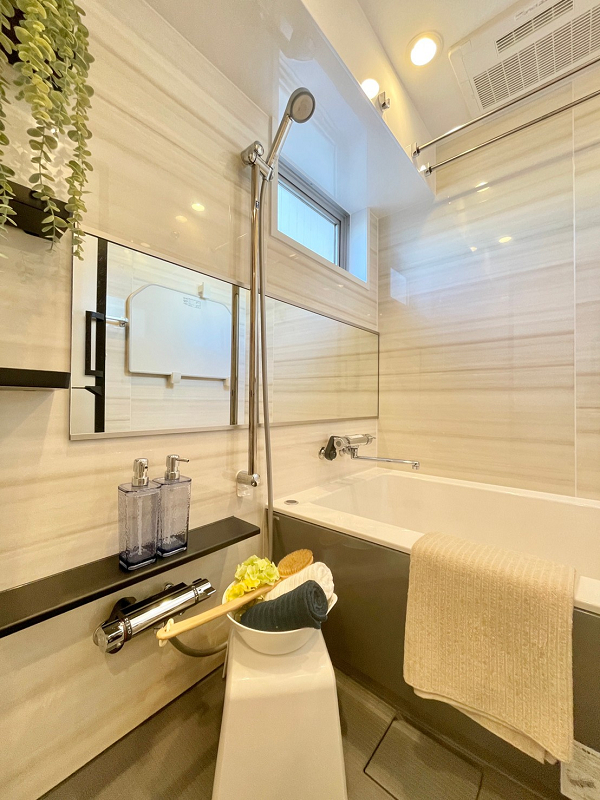 バスルーム モノクロ調がスタイリッシュな印象を抱かせるバスルーム✦浴室乾燥機を搭載している上に小窓が付いており、換気・乾燥はお手のモノです。カビ対策だけではなく、雨天時の洗濯物干し場としても活躍してくれることでしょう。