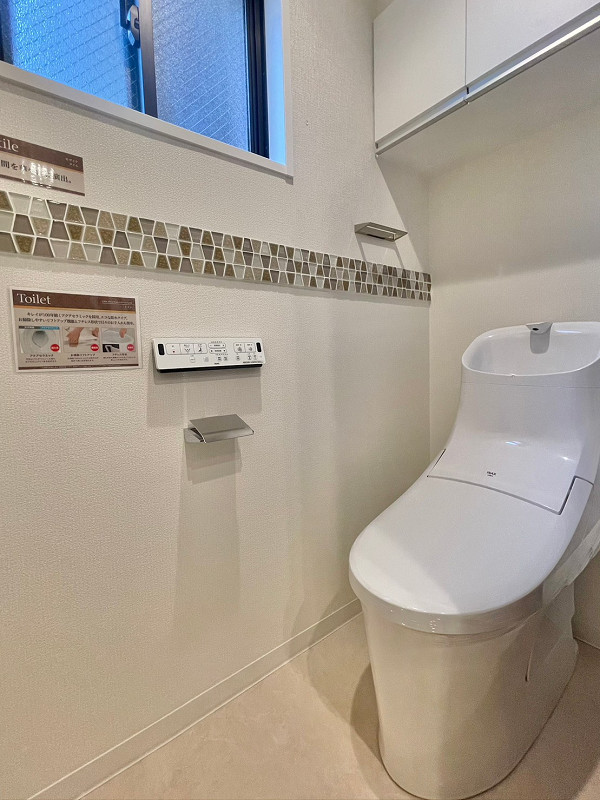 トイレ トイレは手洗い一体型のため、使用後にすぐ手を洗えて衛生的ですね。アクアセラミックが採用されているトイレは、汚れや傷が付きにくくお掃除がラクラクですよ♪モザイクタイルがデザインされていて華やかな空間が実現しています。