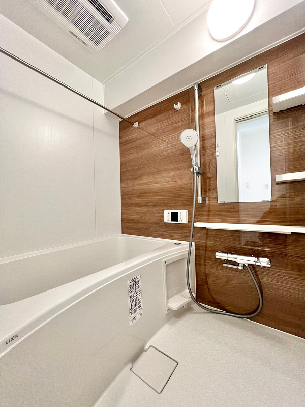 バスルーム 木目調パネルを採用したバスルームは広々としたスペースを確保し、ゆったりとくつろいでいただけます♡追い焚き機能付きでいつでも温かい湯船でリラックスタイムをお送りくださいね。雨の日のお洗濯には浴室乾燥機をご活用ください。
