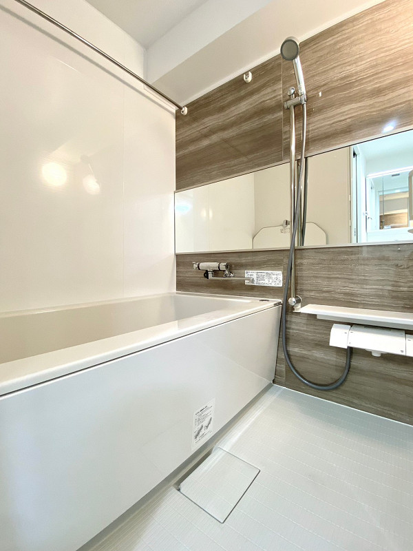 インペリアル六本木1号館　バスルーム 木目調のパネルが一面に施されたバスルームは、1日の疲れを癒す大切なリフレッシュ空間です。浴室乾燥機には、暖房・涼風機能が搭載されているので、季節を問わず快適なバスタイムを実現することができますよ★
