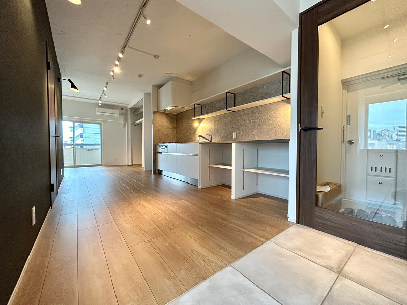 洋室A　ライオンズマンション飯田橋 メインルームの洋室は18帖超えと広々しています✦ワンルームながら間取りが広いので、快適にお過ごしいただけますよ。照明や扉のデザインなど、色合いや雰囲気がお部屋全体で統一された、スタイリッシュな空間です。ヴィンテージの家具などを置けば、ますます素敵な空間になるはず…💓