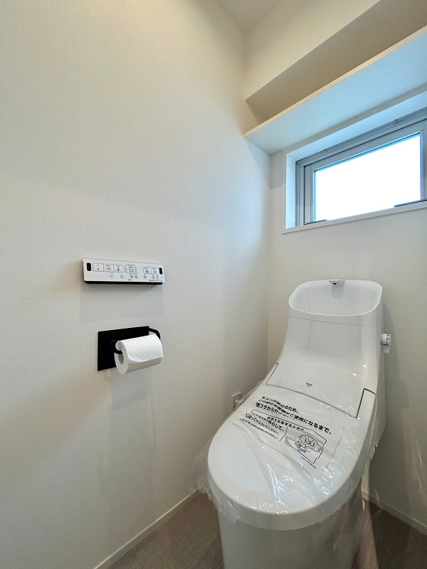 トイレ　ライオンズマンション飯田橋 小窓から太陽の光が射し込むトイレ。節水効果が期待できる手洗い一体型を採用していますよ✦嬉しい温水洗浄便座機能があれば、寒い冬でも快適にご利用いただけますよ。トイレットペーパーホルダーのデザインにもこだわりを感じます❤