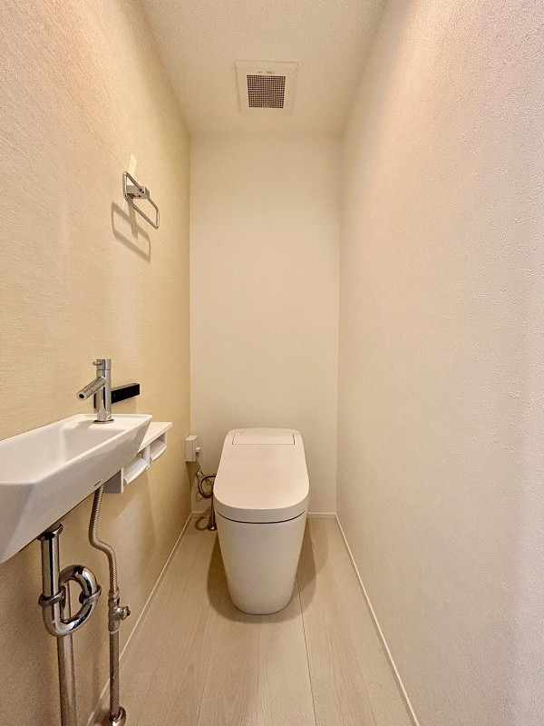 トイレ　ハイツ北品川 トイレはスタイリッシュなタンクレスタイプを採用。凹凸が少ないので、お手入れがしやすいというメリットがあるんです♫独立した手洗い場が備わっているので、お客様にも使っていただきやすいですね。突っ張り棒などで収納を作れば、さらに使い勝手が良くなりそう🌷
