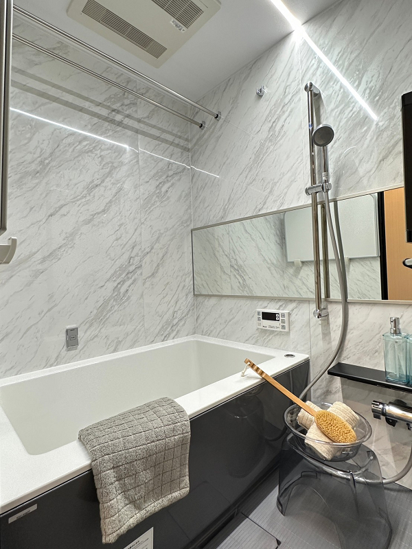 セザール用賀　バスルーム 高級感溢れるデザインのバスルームは天井が高く開放的✨横長の鏡が付いていて、空間に奥行きをもたらしてくれています。快適なご入浴には欠かせない追焚き機能＆浴室換気乾燥機付きで機能面も充実しています◎