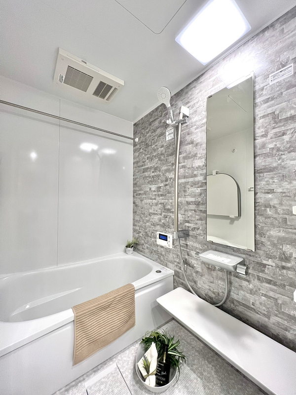 バスルーム バスルームは、上品なグレーのデザインパネルが施されています。追い焚き機能が備わっているので、長風呂でぬるくなった湯船もボタン1つでアツアツの状態に復活させることが可能★浴室乾燥機は入浴時だけでなく、雨の日のお洗濯でも大活躍してくれますよ♩