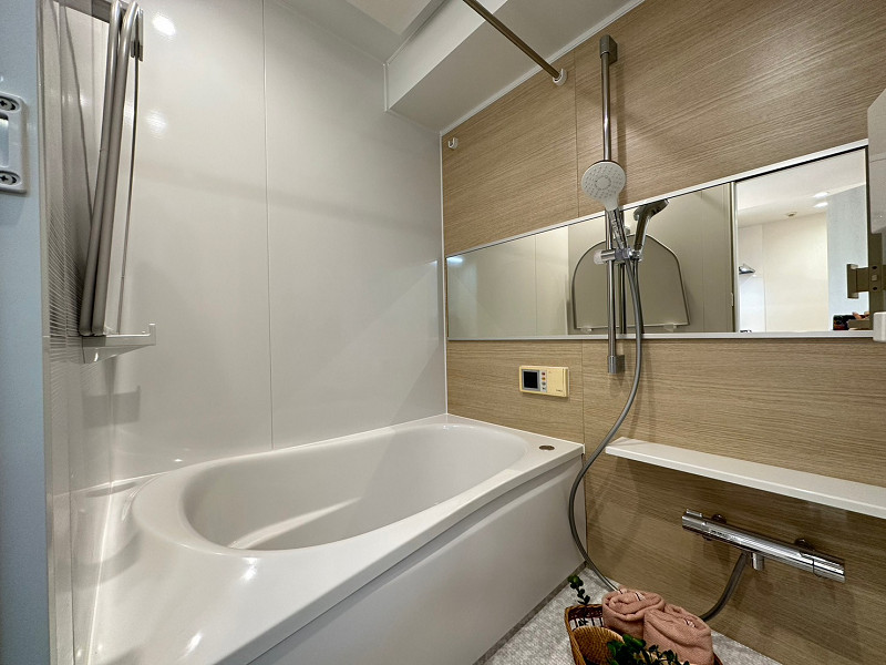 バスルーム バスルームはシンプルなツートンカラーでデザインされ、清潔感を感じられます✨さらに横長の鏡は空間に奥行きをもたらしてくれていますね♪快適なご入浴には欠かせない追焚き機能＆浴室乾燥機付きで機能面も充実。