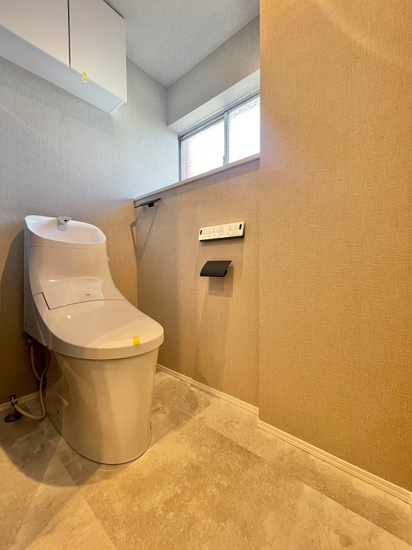 トイレ 手洗い一体型を採用したトイレは、使用後すぐに手を洗うことができるので衛生的ですね。換気用の窓も設置されているので、いつでもキレイな空気を取り込むことができます。カウンターにはお好みのインテリアを置いて、好きにカスタマイズすることもできますよ◎