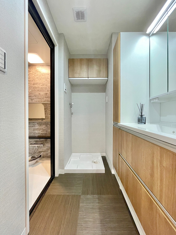 サニタリールーム　ウィン新宿若松町 サニタリールームには洗面化粧台・洗濯機置場・バスルームがまとまっています。どこか和を感じさせる床の柄がチャームポイント☆表面に凹凸がある素材を使用しているので、床が濡れていても滑りにくく安心ですね。