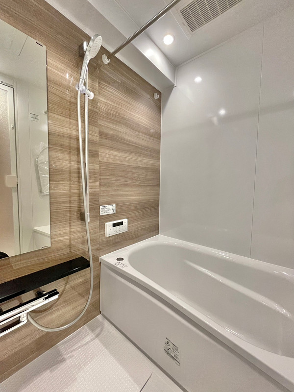 バスルームA 木目調のアクセントパネルが印象的なバスルームは、追い焚き機能や浴室乾燥機を完備しています。いつでも温かいお風呂に浸かることができるので、1日の疲れを癒してくれること間違いなしですね✨