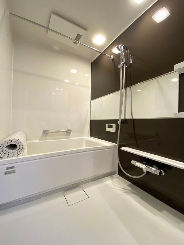 バスルーム 濃いブラウンパネルとワイドミラーが空間に広がりを持たせてくれるバスルーム。スタイリッシュで現代風なデザインで、自然とバスルームへ向かいのが楽しくなりそう✧浴室乾燥機・追い焚き機能搭載と機能性も充実していますよ。