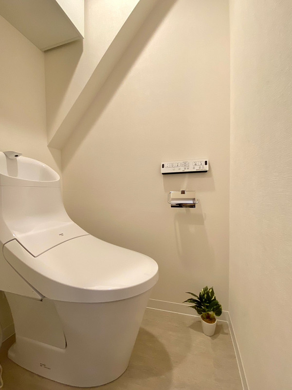 トイレ ホワイトで統一されたトイレは清潔感がありますね。手洗い一体型は、節水効果が見込める人気のタイプです◎トイレットペーパーや掃除用具は、吊り戸棚にしまっておきましょう。扉が付いているので、生活感を隠しておけますよ★