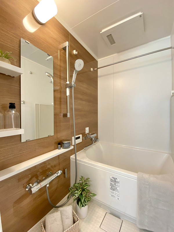 ハイメゾン千石　バスルーム 温かみのあるブラウンの木目調デザインパネルが施されたバスルーム🛀°˖✧1日の疲れを癒すリラックス空間です。浴室乾燥機を使えば、カビ知らずの清潔な空間を保てますね。バスタブは少しコンパクトですが、1人で入るのには十分。追い焚き機能も搭載♪