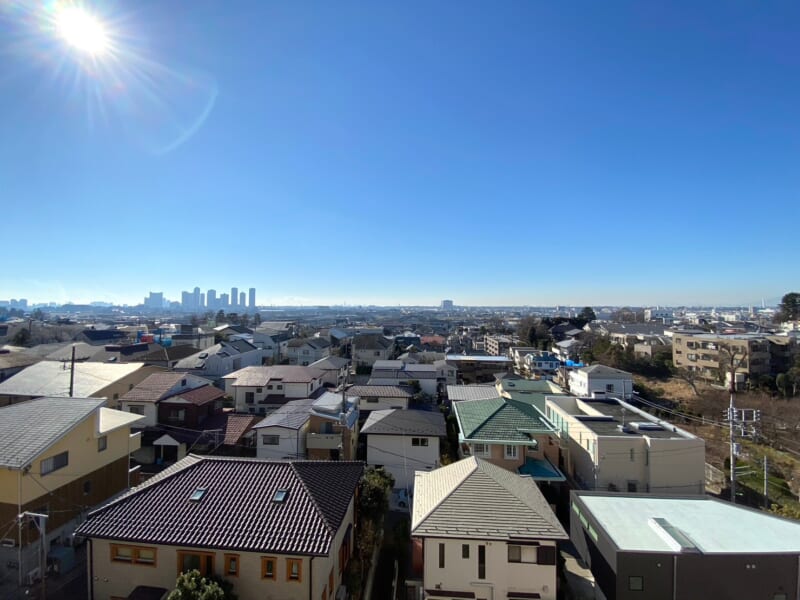 眺望 バルコニーからは、閑静な住宅街が望める開けた眺望が。世田谷区一帯の街並みを遠くまで見渡すことができ、珈琲を片手にまったりと優雅なひと時を過ごせそう。晴れの日は富士山も望めるそうですよ。
