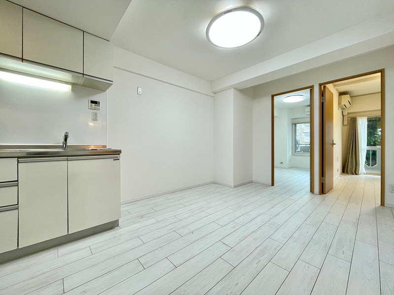 千歳スカイマンション　居間 全ての設備・居室がダイニングキッチンと繋がっている構造なので、お部屋内の生活動線が良好です◎内装はシンプルな白で、スッキリとした印象ですね。