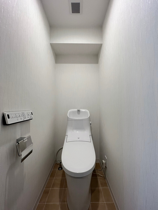 トイレ　藤和新宿御苑コープⅡ コンパクトなサイズ感のトイレはなんだか落ち着く空間です✿節水効果が期待できる手洗い一体型を採用していて、家計に優しい設計ですよ◎あると嬉しい温水洗浄便座もついています。収納ボックスを用意するとより便利かもしれません★