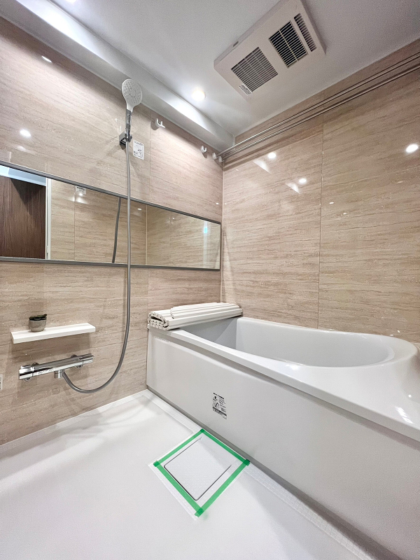 バスルーム バスルームは優しい木目調のパネルが品のある広々とした空間を演出していますね。追い焚き機能や浴室乾燥機があるので、快適なバスタイムをお過ごしいただけますよ。浴室乾燥機は天候に左右されず洗濯物が干せる嬉しい設備です♬