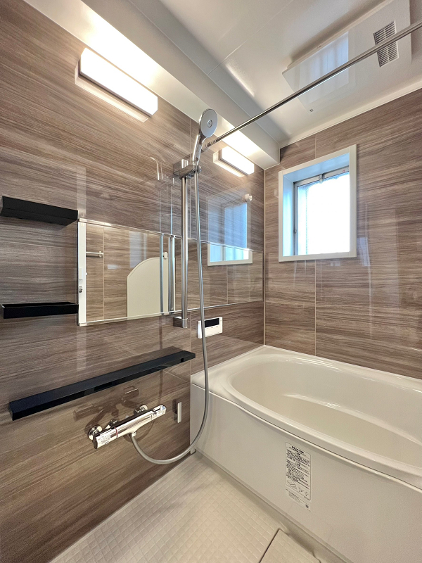 バスルーム 光沢感のあるパネルが上品なバルルーム。浴室乾燥機に加え、窓が取り付けられています。バスルームに窓があると換気効率が良く、カビができにくいというメリットがあるんですよ+*もちろん、追い焚き機能も備わってます♩