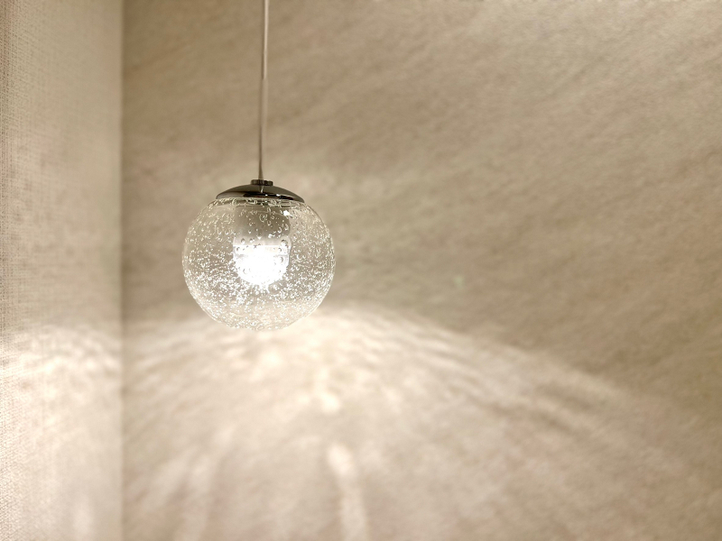 照明 玄関やトイレには、照明そのものがインテリアになるペンダントライトを採用。ガラス部分にデザイン性があり、壁に映る影の模様が空間を上品に演出しています✧照明の柔らかな優しい灯かりで気持ちが穏やかになりますよ。