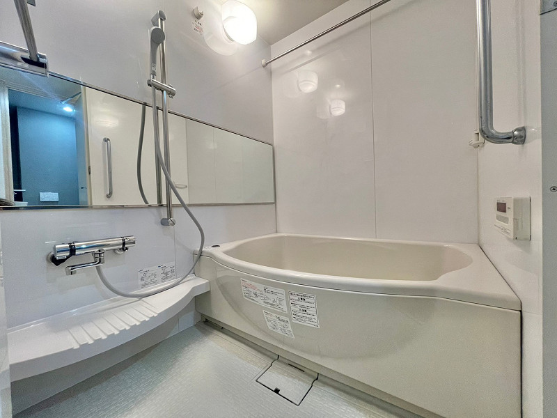 バスルーム ホワイトを基調とした清潔感のあるバスルーム。空間が広々と感じられるワイドミラーを採用していますね。ゆっくり浸かっていただける大きさのバスタブを確保しているので、毎日の疲れを癒すことができますよ♪