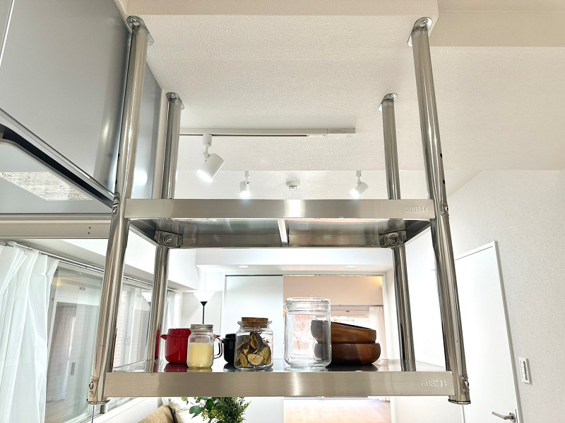 キッチン　吊り棚 キッチンにはオシャレなカフェにありそうな吊り棚が設置されています。調味料はもちろん、コップなどの食器も置いていただけますよ。すぐに取り出せる位置にあるので、よく使用するものを置くのがおすすめです✧