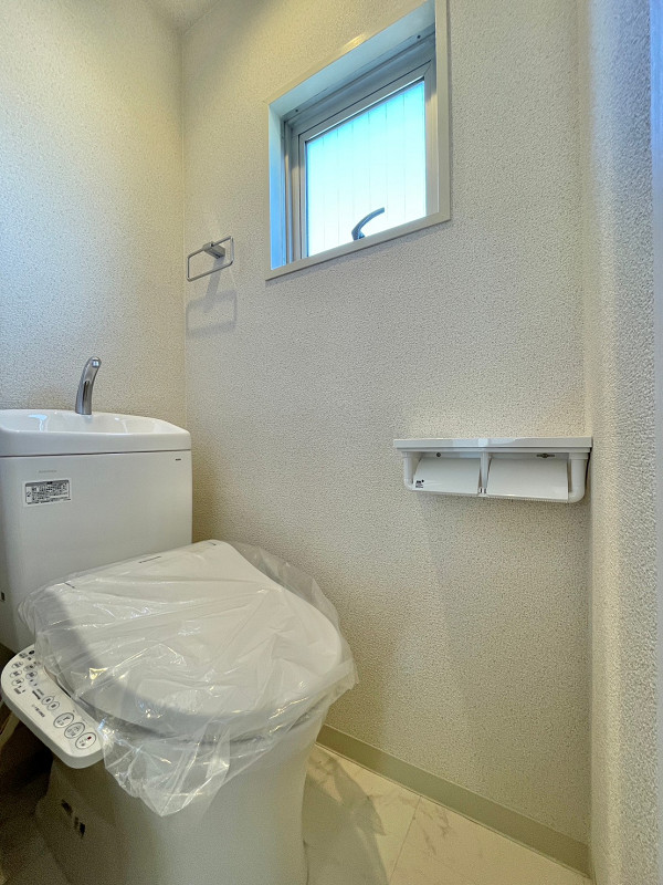 トイレ 手洗い一体型のトイレは、使用後すぐに手を洗うことができるので衛生的ですね。換気用の窓が備わっているため、いつでもキレイな空気を取り入れる事ができますよ。もちろん、温水洗浄便座もあるので快適にご利用いただけます♪